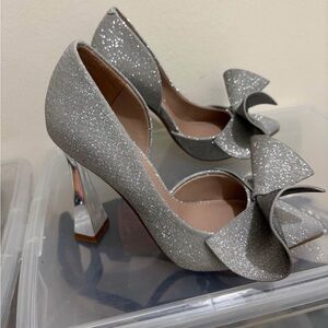 NWT Betsy Johnson silver bow pumps
